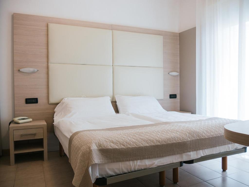 Postel nebo postele na pokoji v ubytování Hotel Bristol