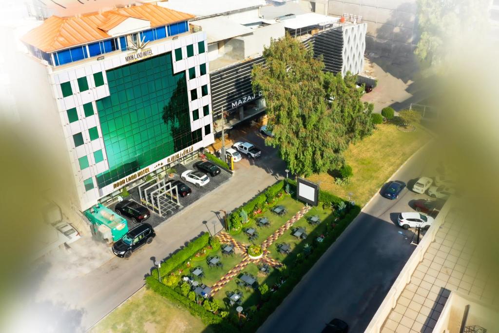 einen Blick über ein Gebäude mit einem Parkplatz in der Unterkunft Noor Land Hotel in Bagdad