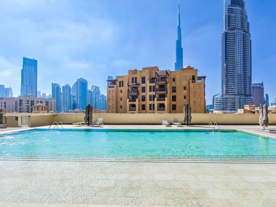 Bazén v ubytování Eloquent Upscale 2BR with Breathtaking Full Burj Khalifa nebo v jeho okolí
