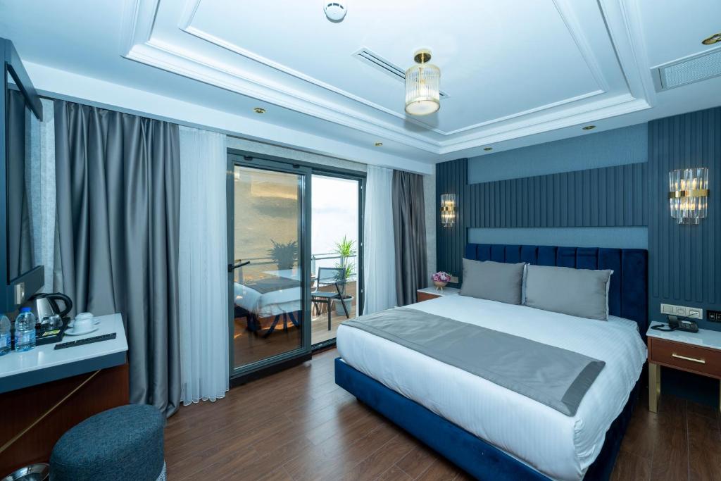 um quarto com uma cama king-size e uma varanda em Freya Hotel em Istambul