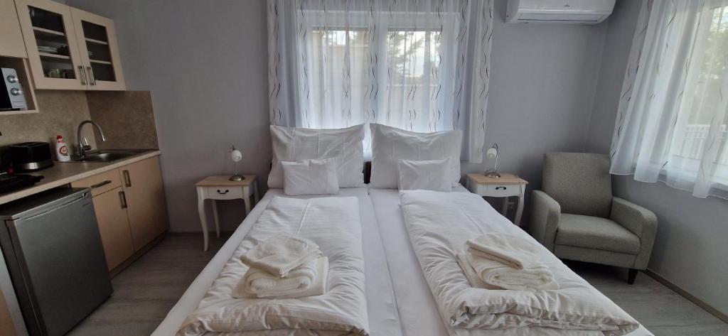 Postel nebo postele na pokoji v ubytování Anton Apartmanház