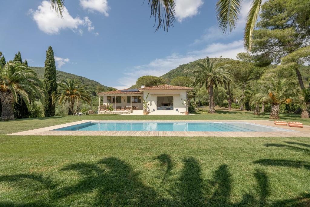 Bazén v ubytování Villa Elle Exclusive Isola d'Elba nebo v jeho okolí