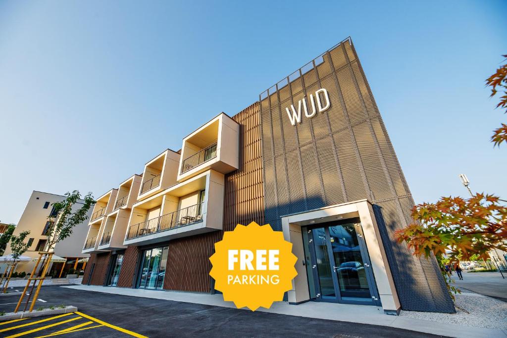 un bâtiment avec un panneau de stationnement gratuit devant lui dans l'établissement WUD hotel, à Ljubljana