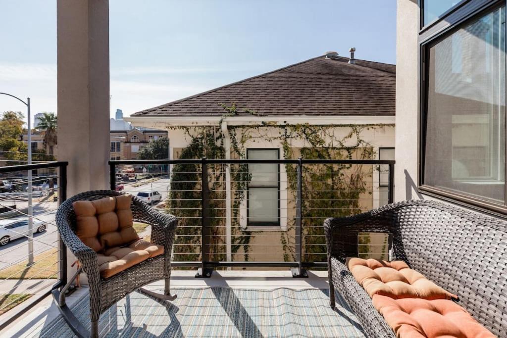 a balcony with two wicker chairs on a building at Capitol View Condos by One Fine Bnb - Paramount in Austin