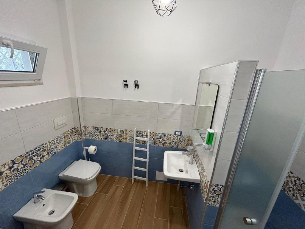 Koupelna v ubytování Room On The Beach