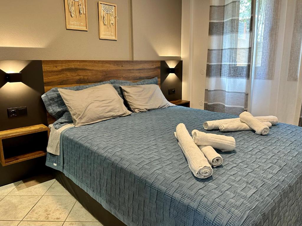 奈爾羅達的住宿－Sea View Apartment Grek Nea 1，一间卧室配有一张床,上面有两条毛巾