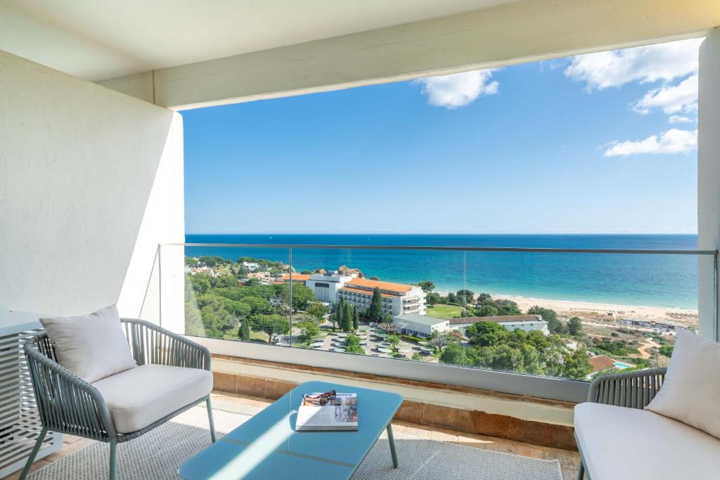 uma sala de estar com vista para o oceano em Pestana Blue Alvor Beach - All Inclusive Hotel em Alvor