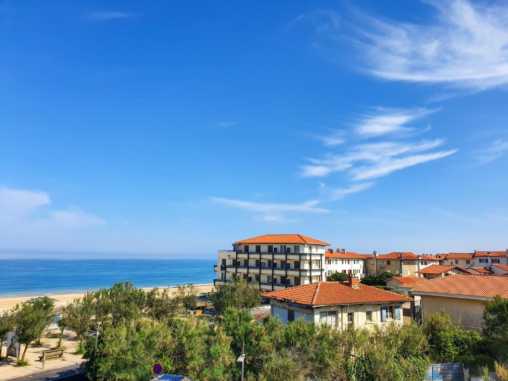 une vue d'un hôtel et de la plage dans l'établissement POINT D'OR - L'océan à vos pieds, T1 bis pour 4 personnes, à Soorts-Hossegor