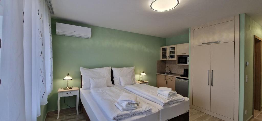 Postel nebo postele na pokoji v ubytování Anton Apartmanház