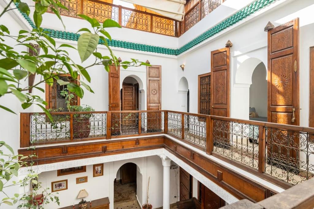una escalera en una casa con barandillas de madera en RIAD ALGHANI en Marrakech