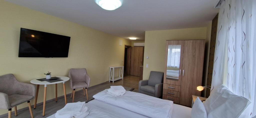 Postel nebo postele na pokoji v ubytování Anton Apartmanház