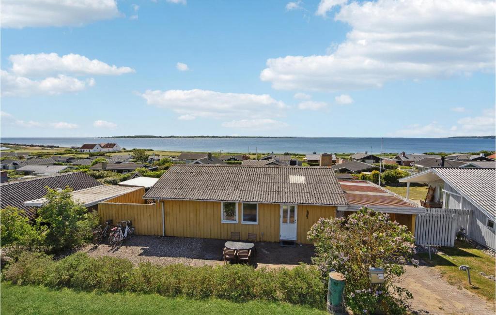 ファーボにあるCozy Home In Faaborg With Kitchenの海を背景にした家屋の空見