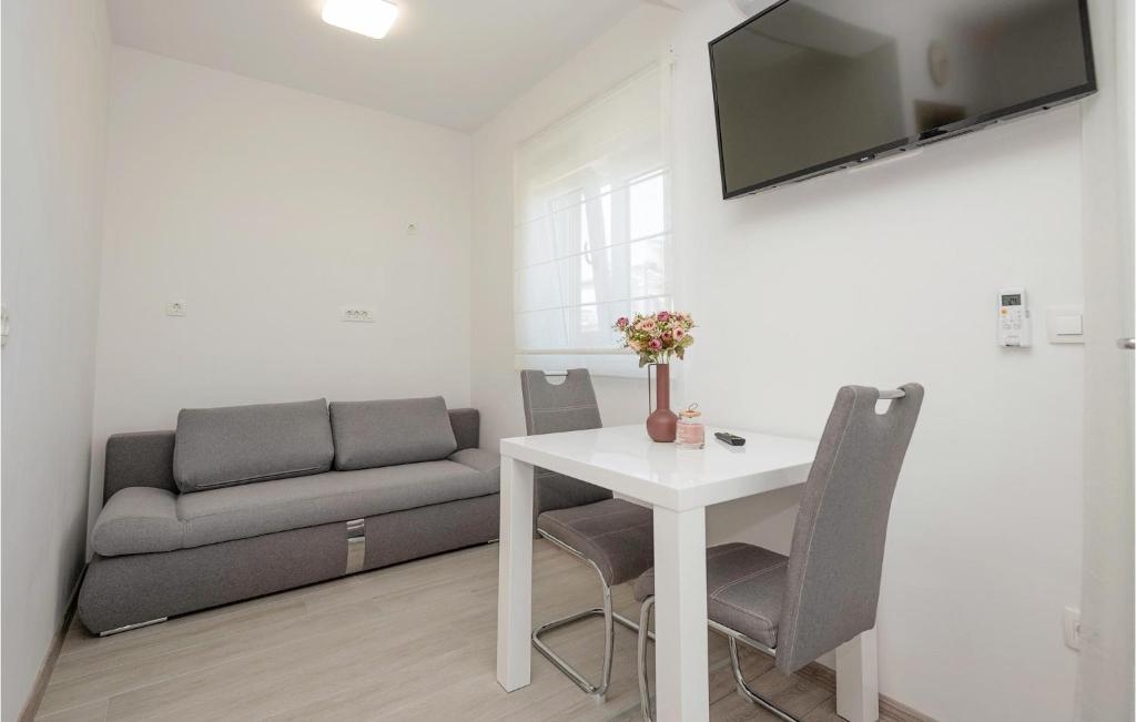 Televízia a/alebo spoločenská miestnosť v ubytovaní Amazing Apartment In Podaca With Wifi