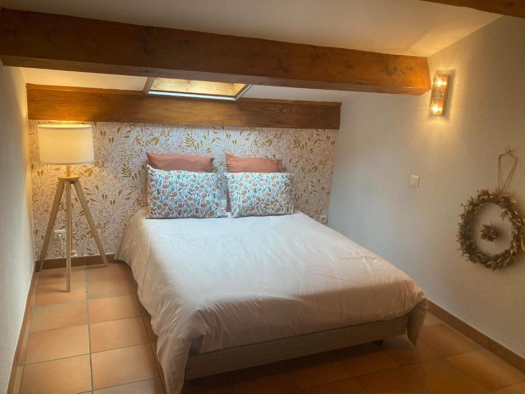Postel nebo postele na pokoji v ubytov&aacute;n&iacute; La Grange des Auri&egrave;ges