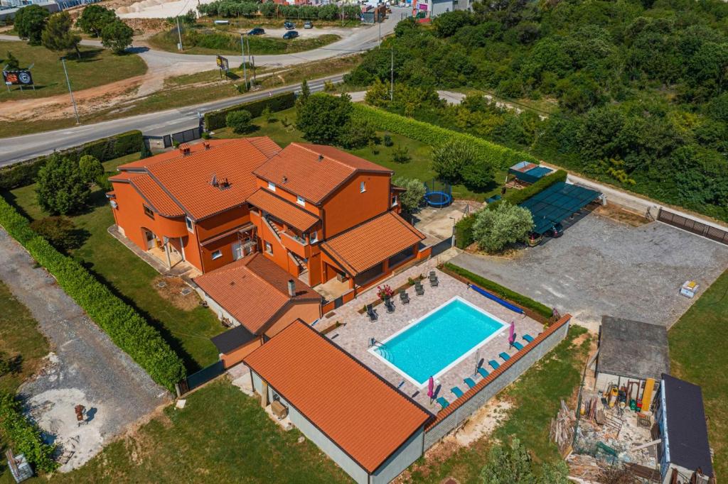 Bazén v ubytování Apartments Danka with Shared Pool nebo v jeho okolí
