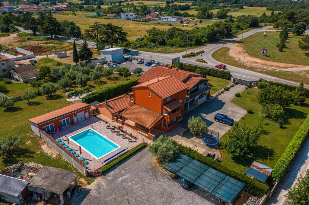 Bazén v ubytování Apartments Danka with Shared Pool nebo v jeho okolí