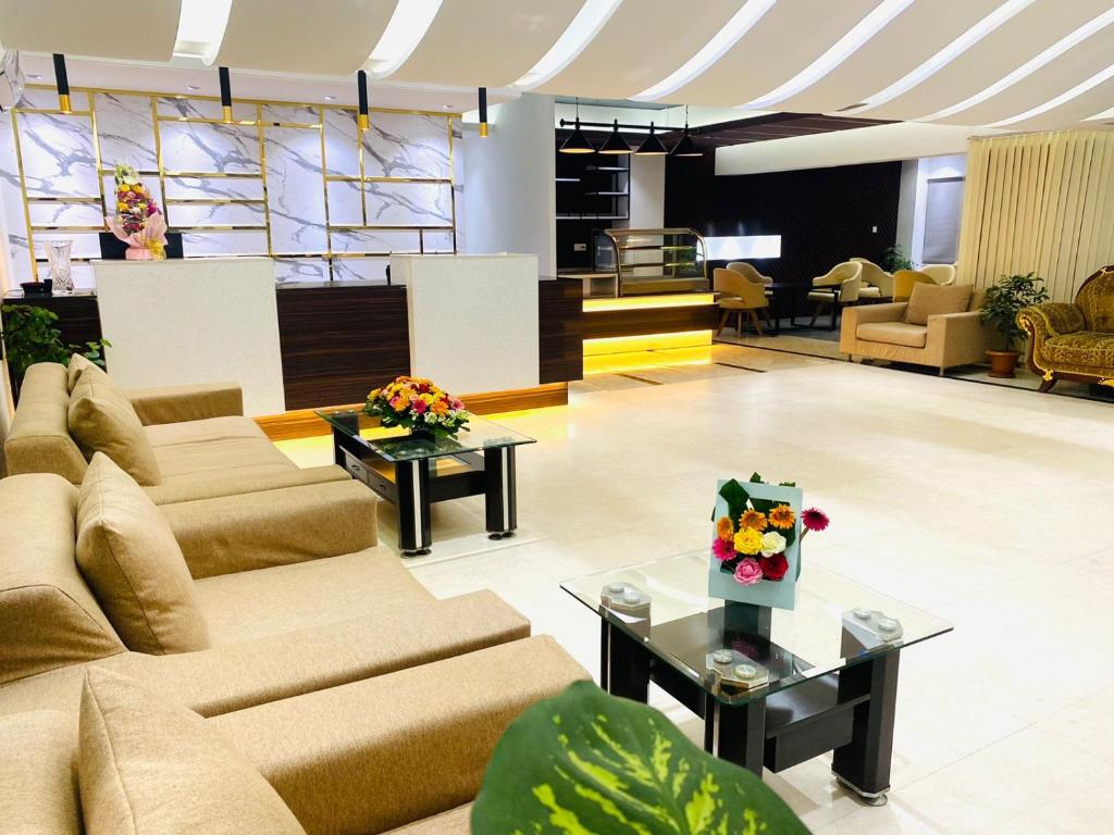 un vestíbulo con sofás y mesas en una habitación en Hotel West Valley Dhaka, en Dhaka