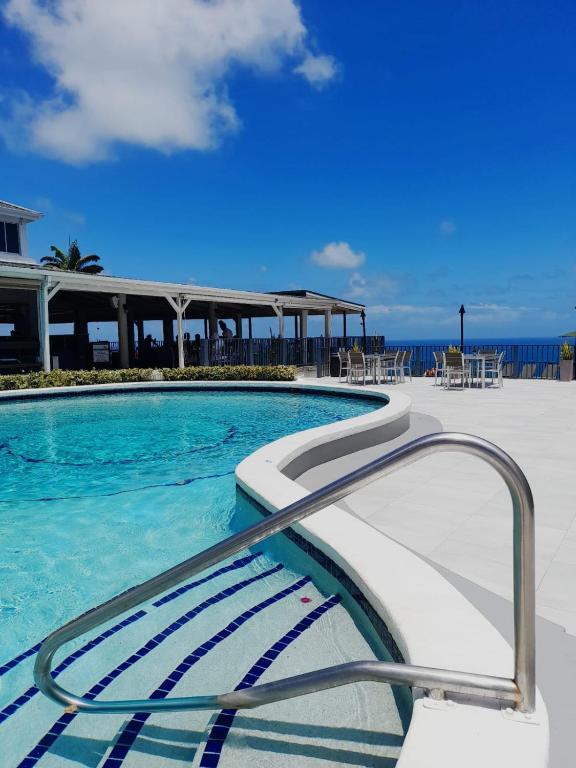 Bazén v ubytování Trade Winds Hotel nebo v jeho okolí