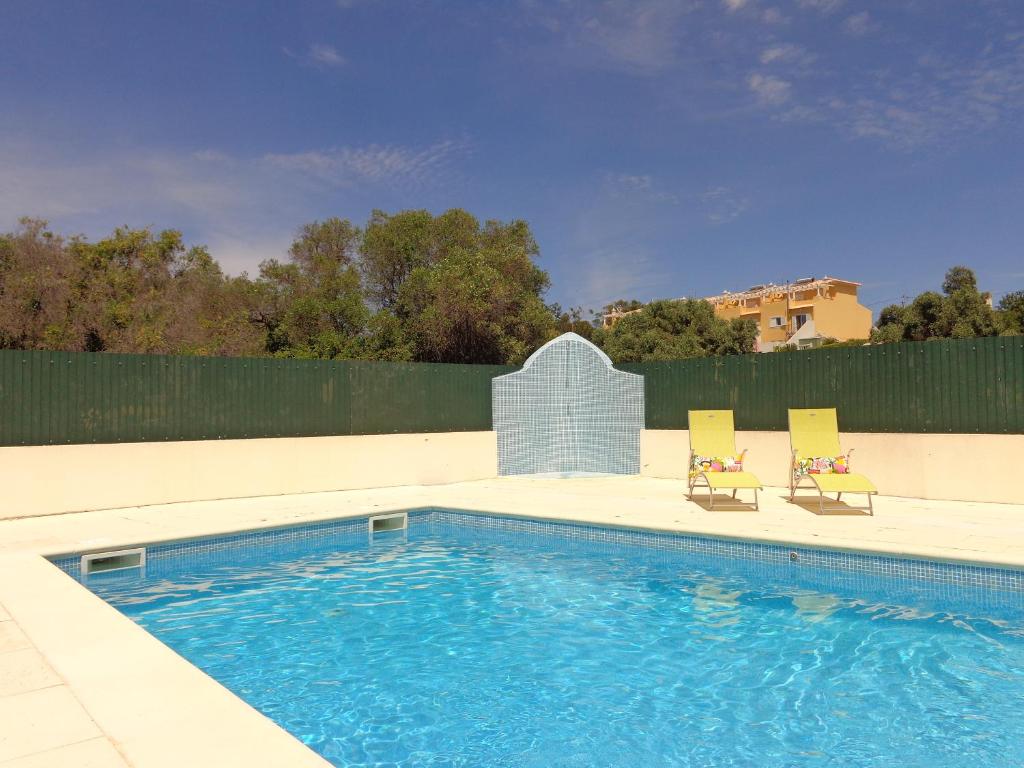 una piscina con 2 sillas de césped y una piscina en Balaia Prestige by Check-in Portugal, en Albufeira