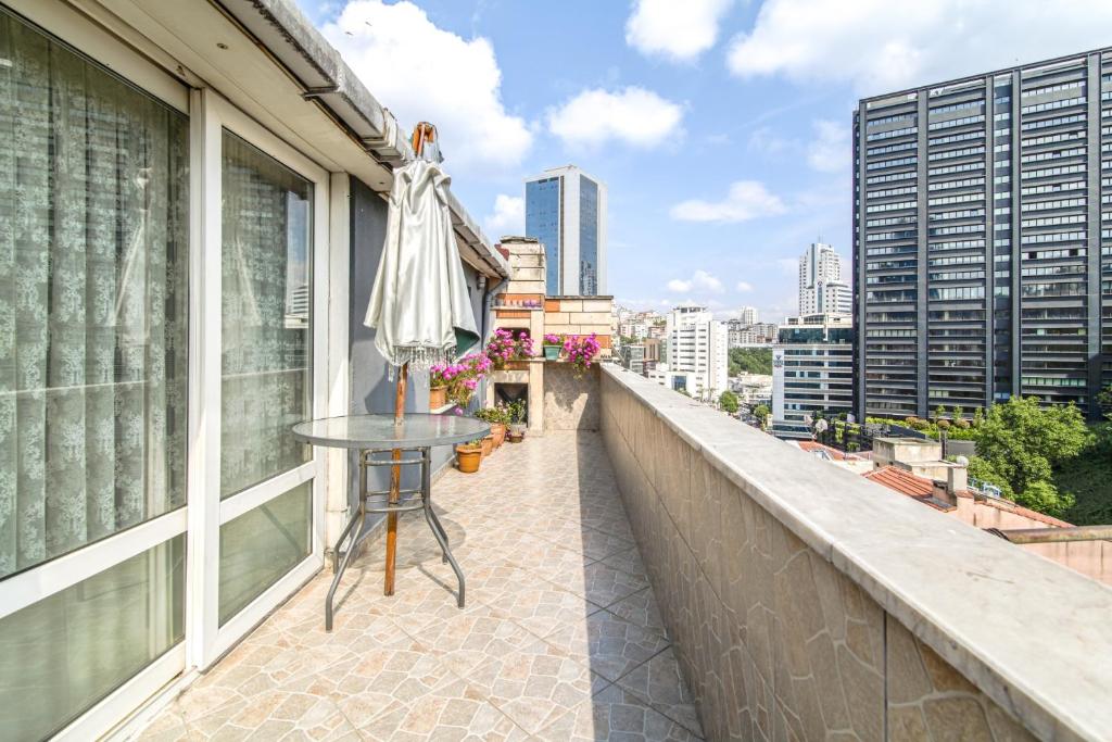 Duplex Cozy Flat with a Balcony Near Nisantasi