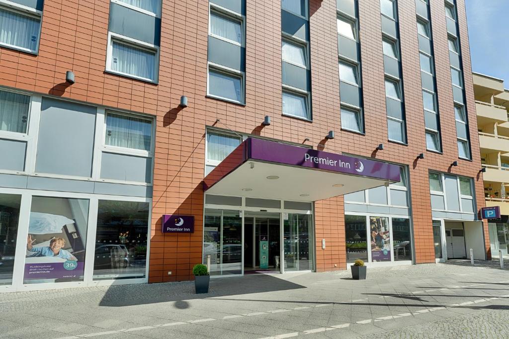 ベルリンにあるPremier Inn Berlin City Centreの紫の看板が貼られたレンガ造り