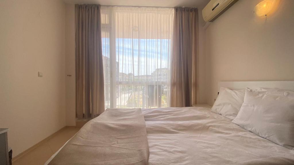 A bed or beds in a room at Bratanov Sunset Beach 3