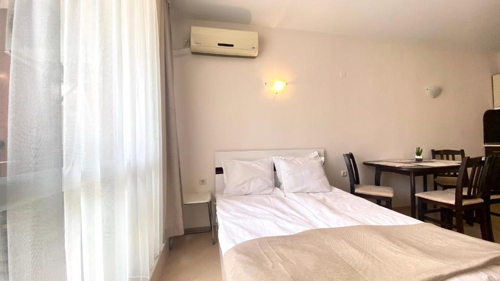 A bed or beds in a room at Bratanov Sunset Beach 3