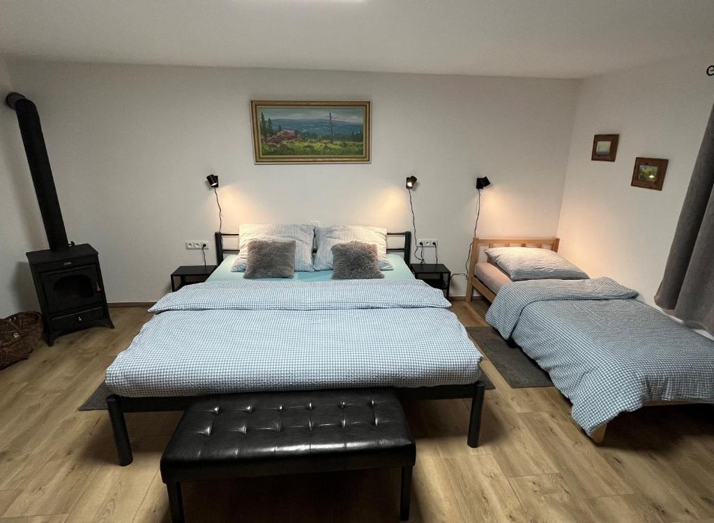 Postel nebo postele na pokoji v ubytování Chalupa pod lipenskou hrází
