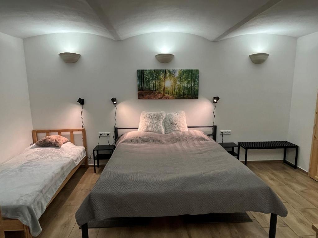 Postel nebo postele na pokoji v ubytování Chalupa pod lipenskou hrází