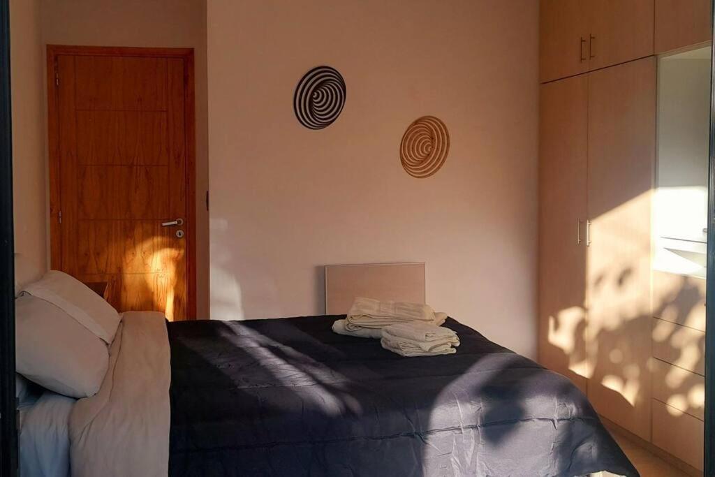 a bedroom with a bed with towels on it at Moderno departamento in Godoy Cruz