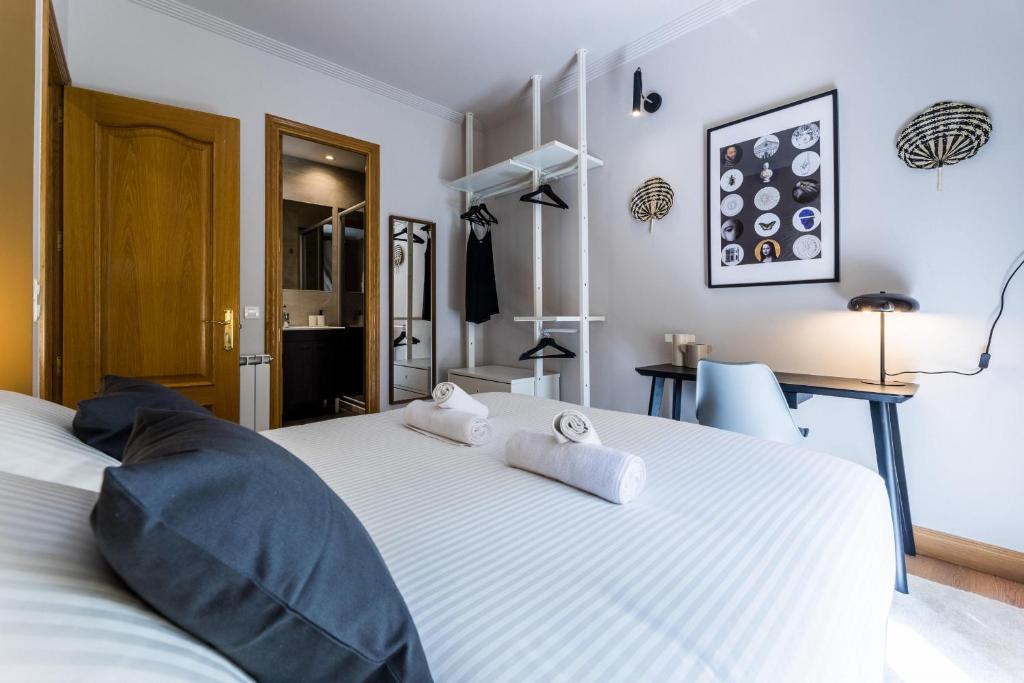 Posteľ alebo postele v izbe v ubytovaní ONDARRA by SWEET HOME SAN SEBASTIAN