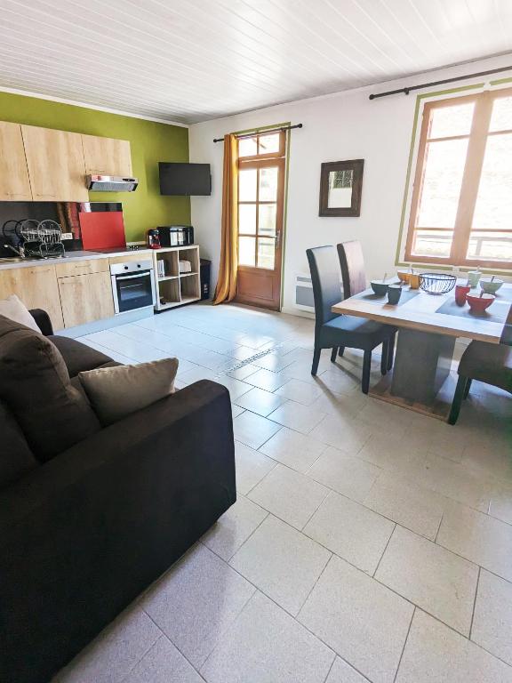 un salon avec un canapé et une table dans l'établissement Appartement Le Fort Vue montagne, à Villefranche-de-Conflent