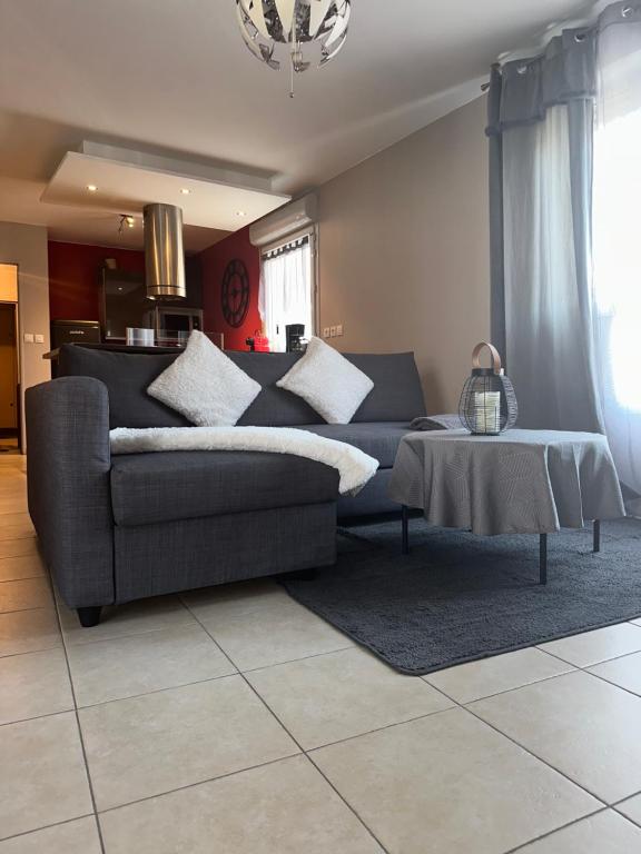 - un salon avec un canapé et une table dans l'établissement Superbe appartement tout équipé avec parking., à Marseille