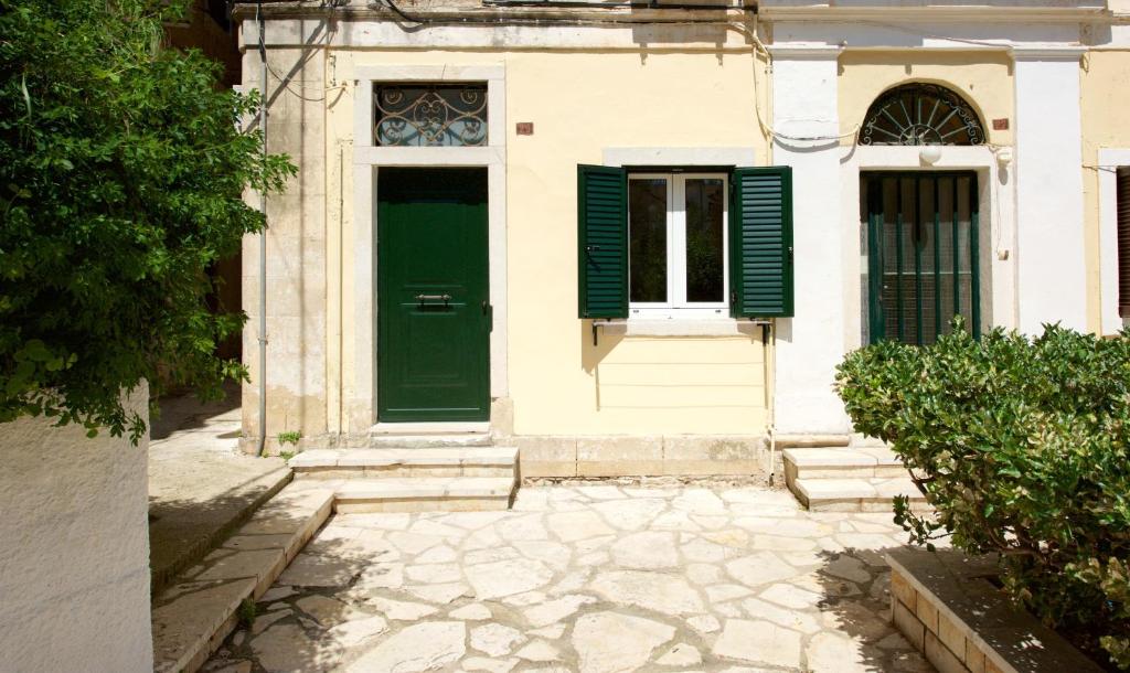 De façade/entree van Galiello Boutique Suite by Corfuescapes