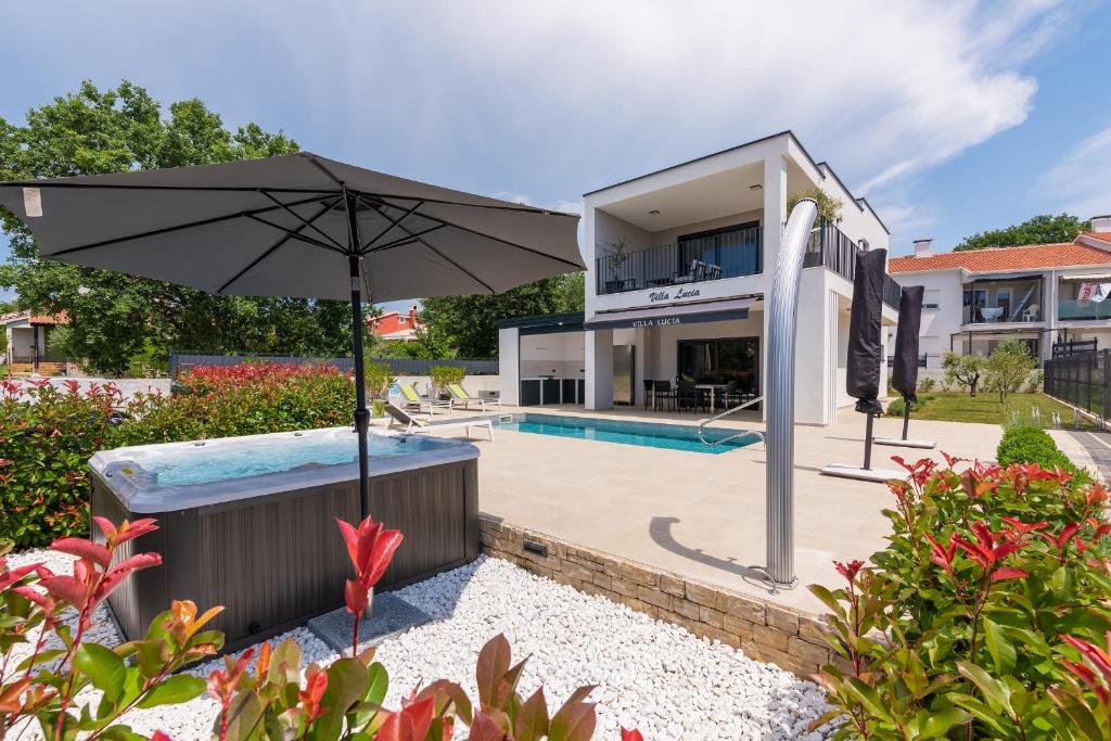 Bazén v ubytování Villa Lucia with Jacuzzi and Private Pool nebo v jeho okolí
