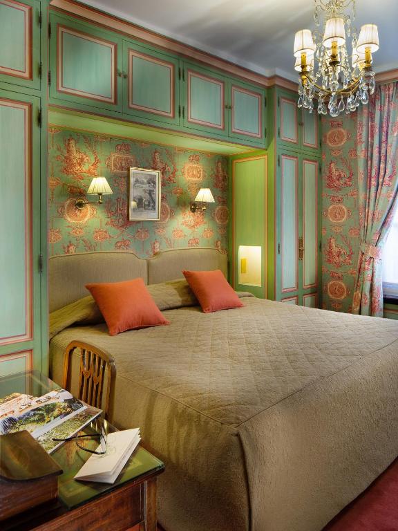 Postel nebo postele na pokoji v ubytování Hôtel Duc De St-Simon