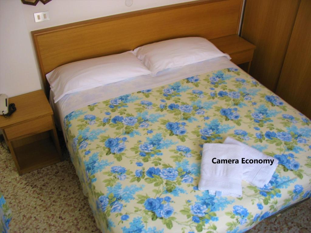 Postel nebo postele na pokoji v ubytování Hotel Alessi** Rimini