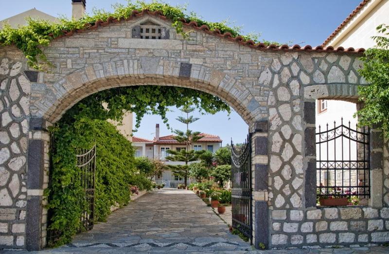 un arco de piedra con entrada a una casa en Samos Apartments, en Marathokampos