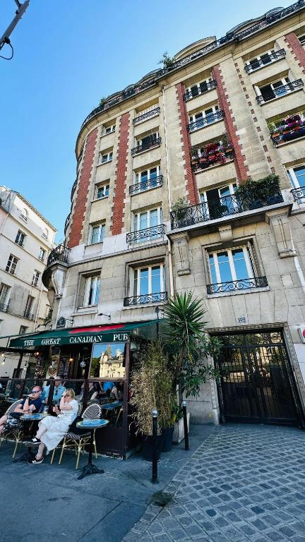 un groupe de personnes assises à l'extérieur d'un bâtiment dans l'établissement Villa d'art - Claire, à Paris