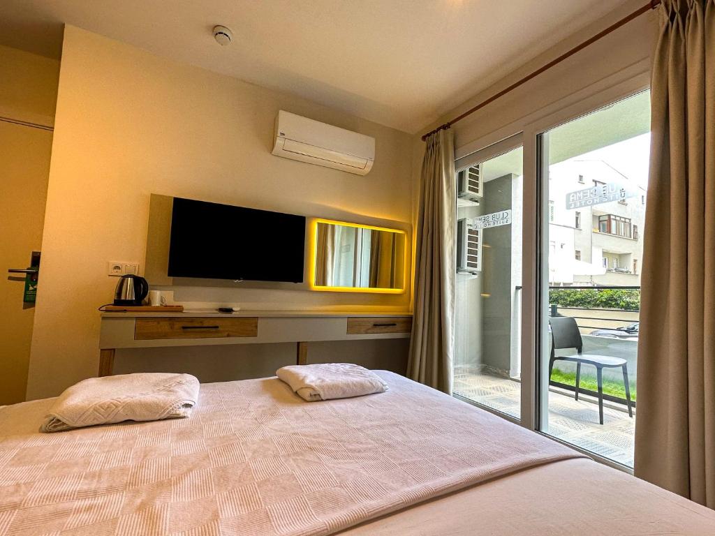 Postel nebo postele na pokoji v ubytování Club Sema Suite Hotel