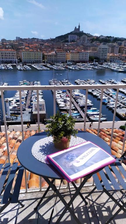 - une table sur un balcon avec vue sur le port de plaisance dans l'établissement Beau duplex sur le vieux port, à Marseille