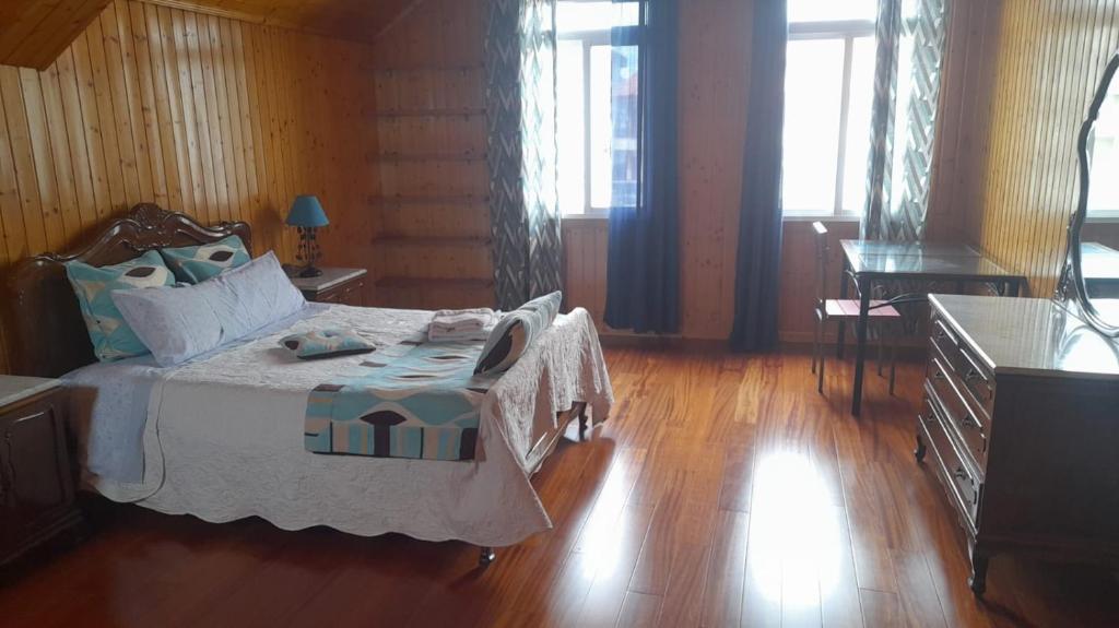 um quarto com uma cama e piso em madeira em Corazón de Ponteareas em Ponteareas