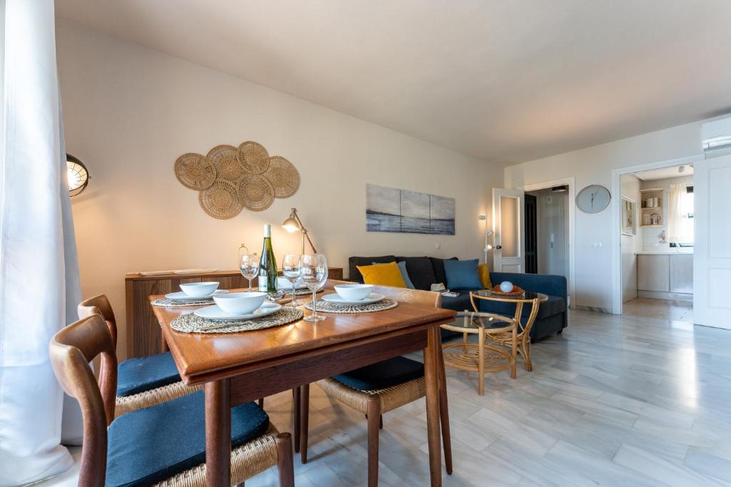 Kuchyň nebo kuchyňský kout v ubytování Doña Lola Claudia acogedor apartamento frente a la Playa de Calahonda - Vistas al mar y a la piscina comunitaria
