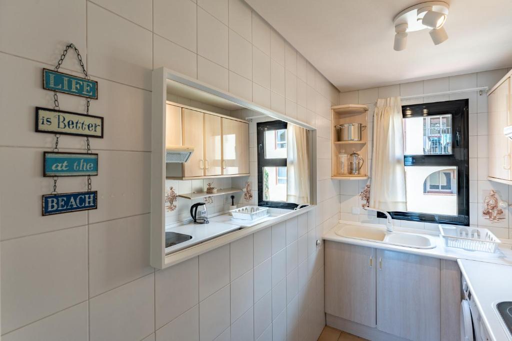 Kuchyň nebo kuchyňský kout v ubytování Doña Lola Claudia acogedor apartamento frente a la Playa de Calahonda - Vistas al mar y a la piscina comunitaria
