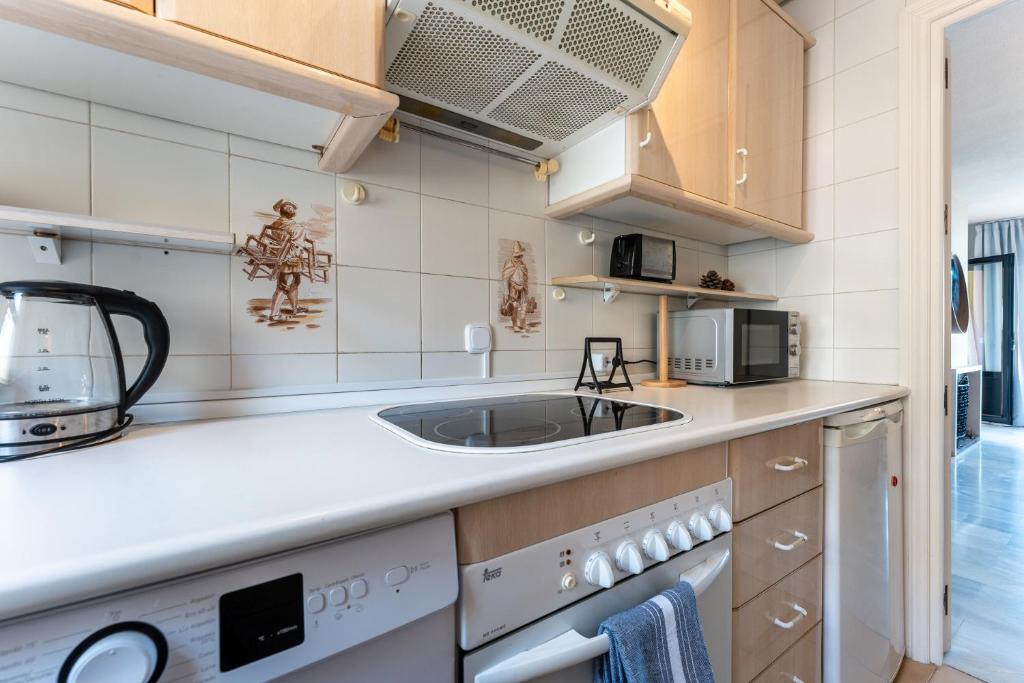 Kuchyň nebo kuchyňský kout v ubytování Doña Lola Claudia acogedor apartamento frente a la Playa de Calahonda - Vistas al mar y a la piscina comunitaria