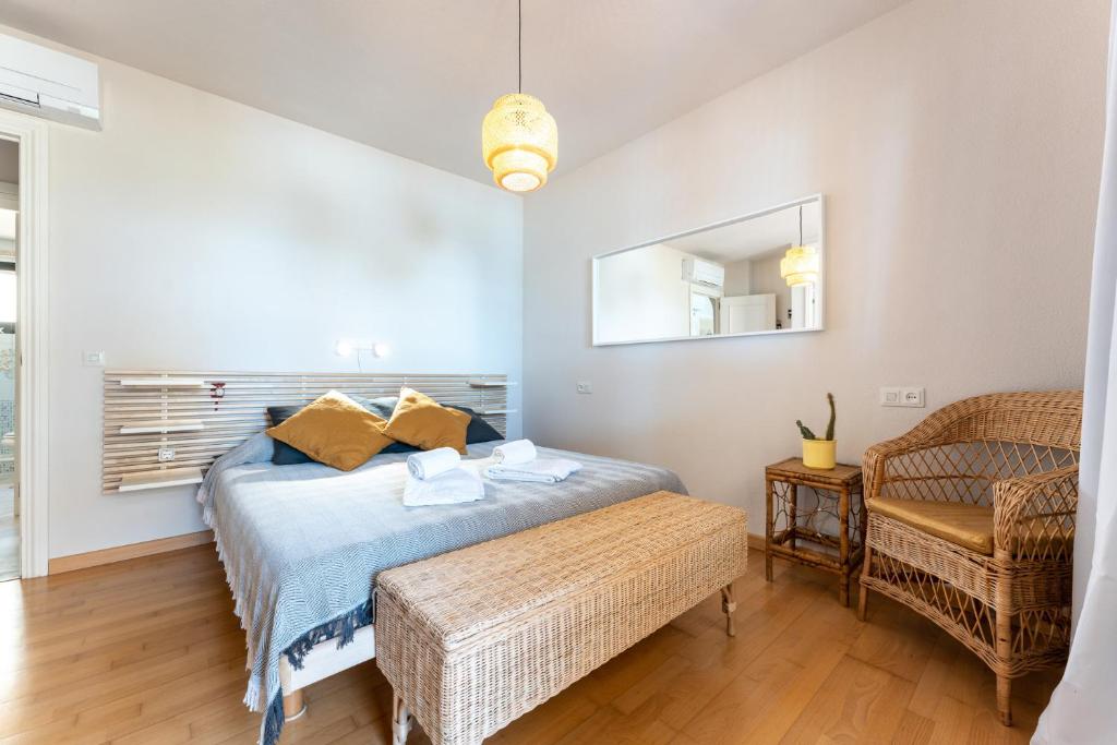 Postel nebo postele na pokoji v ubytování Doña Lola Claudia acogedor apartamento frente a la Playa de Calahonda - Vistas al mar y a la piscina comunitaria
