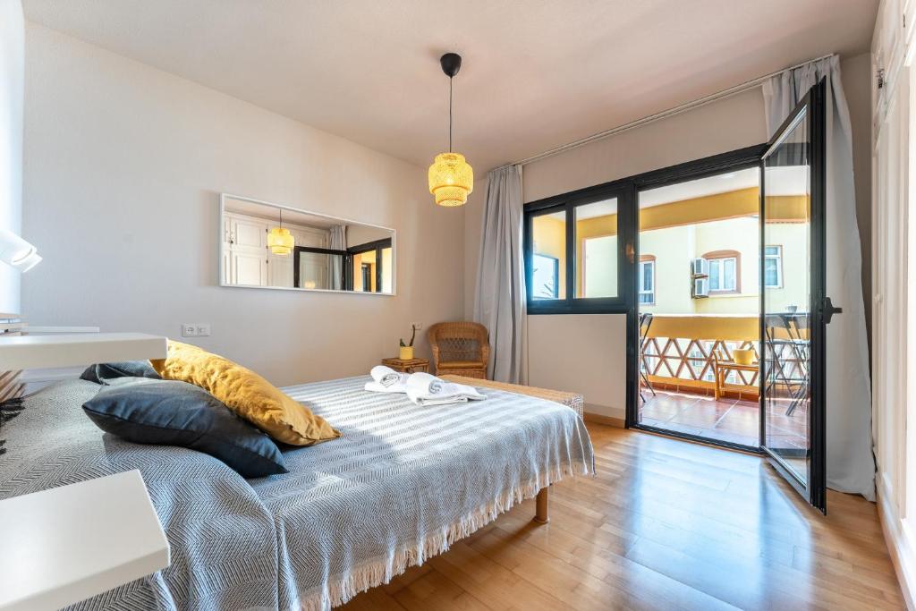Postel nebo postele na pokoji v ubytování Doña Lola Claudia acogedor apartamento frente a la Playa de Calahonda - Vistas al mar y a la piscina comunitaria