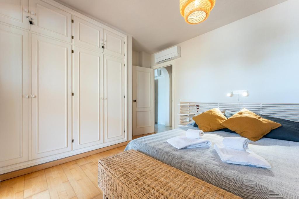 Postel nebo postele na pokoji v ubytování Doña Lola Claudia acogedor apartamento frente a la Playa de Calahonda - Vistas al mar y a la piscina comunitaria