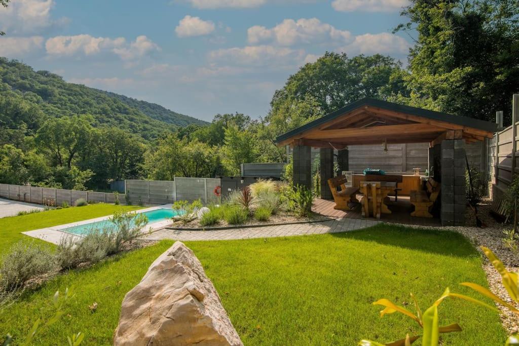 einen Garten mit einem Pavillon und einem Pool in der Unterkunft Studio Apartman Alexandra in Bakarac