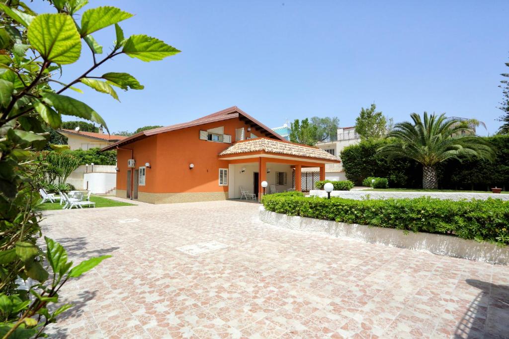 a house with a brick driveway in front of it at B&B Villa Matari in Fontane Bianche